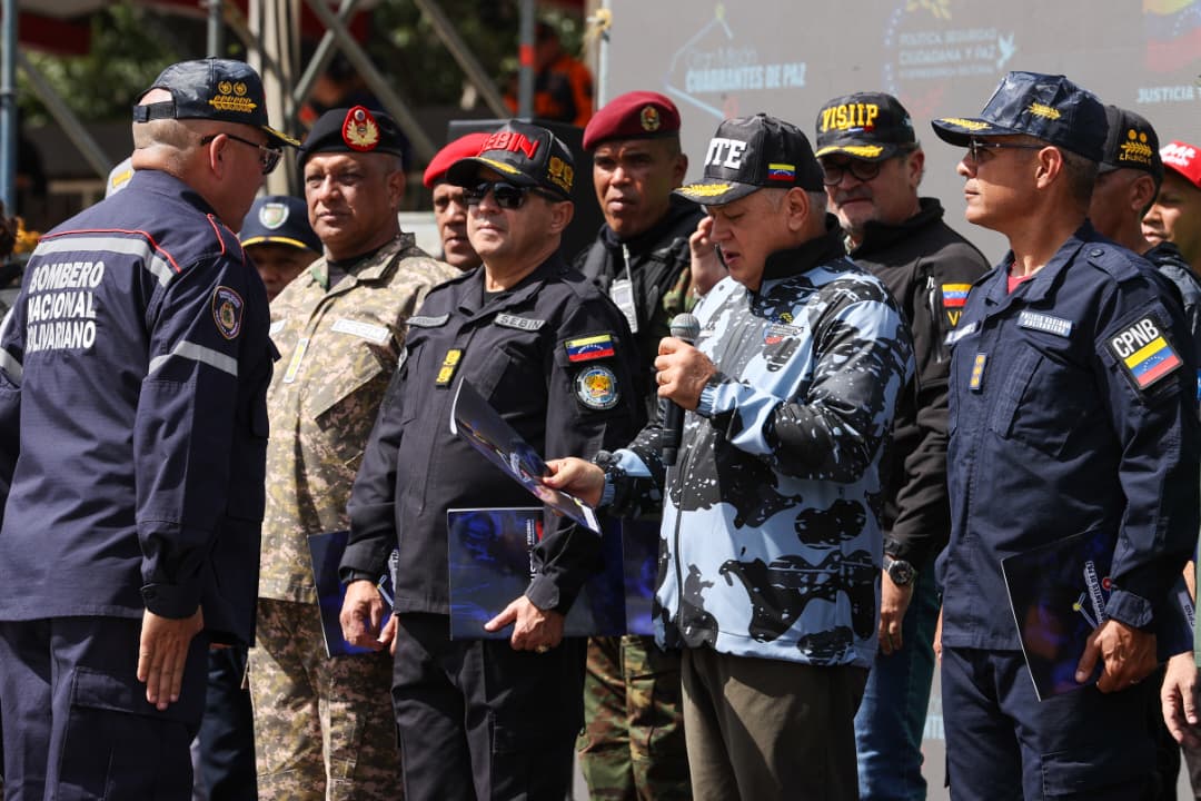 Desde el Paseo Monumental Los Próceres, el vicepresidente Sectorial de Política, Seguridad Ciudadana y Paz, capitán Diosdado Cabello Rondón, llevó a cabo la entrega de 300 camionetas con el propósito de fortalecer la capacidad operativa de los cuerpos policiales, así como de los órganos de gestión de riesgo e investigación penal.